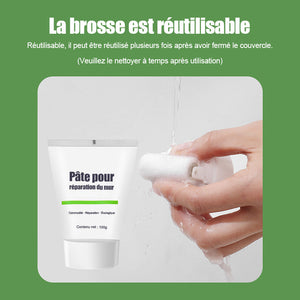 Peinture pour réparation du mur avec brosse à rouleau